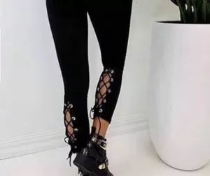 Велурен панталон по тялото с ефектни връзки в кафяво