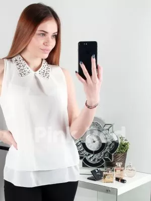 Елегантна бяла блуза от фин шифон без ръкави с яка обсипана с мъниста - код 868