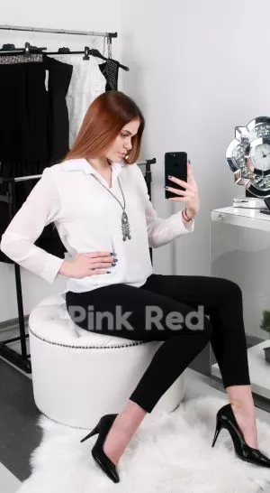 Нежна бяла блуза от фин шифон с дълги ръкави и интересно бижу - код 812