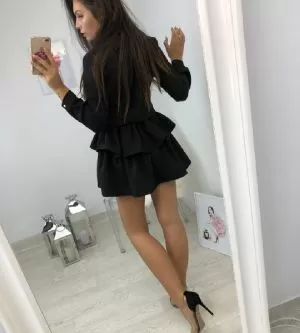 Рокля с копчета и волани в долната част в черно - код 215