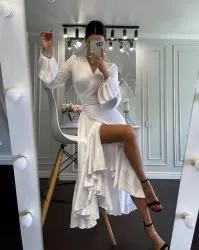 Елегантна бяла рокля от сатен - код 2340