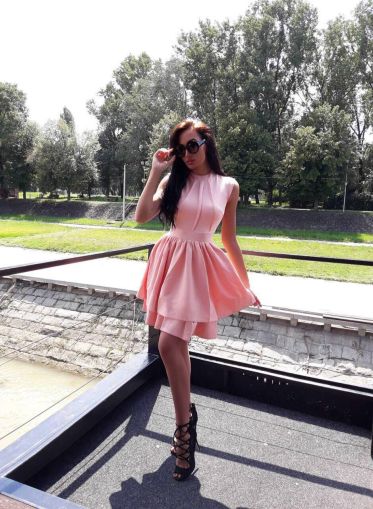 Кокетна розова рокля с мини ръкави