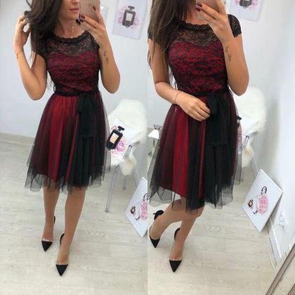 Дантелена рокля с червена подплата и къс ръкав