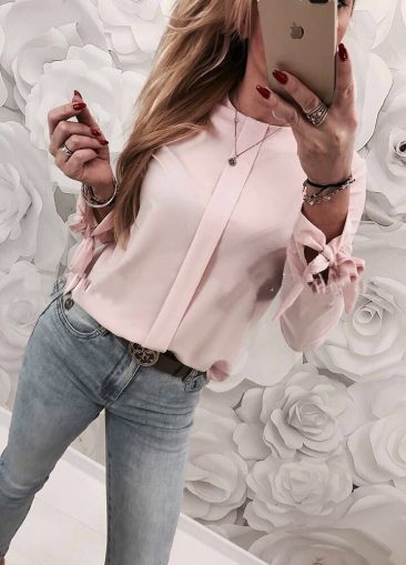 Нежна розова блуза с панделки на ръкавите