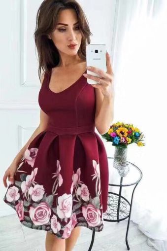 Кокетна рокля с плисета и цветя в цвят бордо