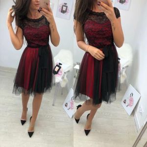 Дантелена рокля с червена подплата и къс ръкав