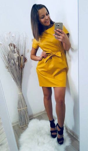 Мега стилна кожена рокля в жълто с колан - код 7221
