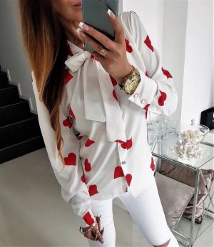 Красива бяла риза с червени сърца